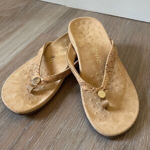 Vionic Mona Brown Supportive Flip Flop Sandals Sz 7 Wide cork tan women’s